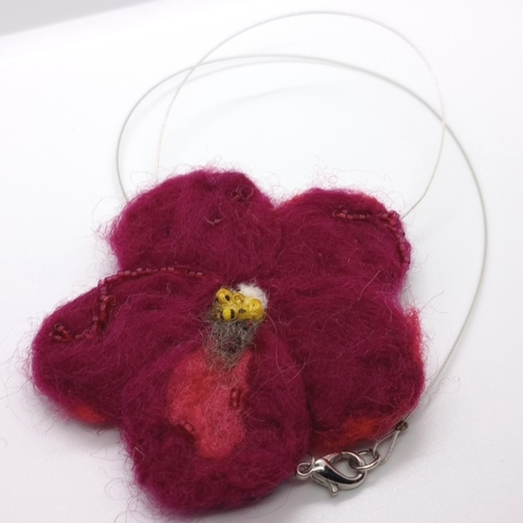 Vintage Wool Felt NecklaceFlower Beads Wire Chain & Clasp Handmade Purple & Red - Picture 3 of 8